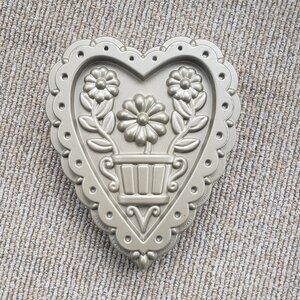 Williams Sonoma Gold Nordic Ware Decorative Heart Cake Pan Flowers Floral